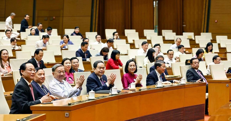 El secretario general del Partido Comunista de Vietnam, To Lam (tercero, izquierda, primera fila); el presidente de la Asamblea Nacional, Tran Thanh Man (cuarto, izquierda, primera fila) y diputados de la AN asisten a la ceremonia. (Foto: VNA)