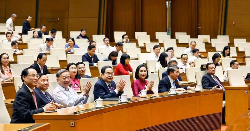 El secretario general del Partido Comunista de Vietnam, To Lam (tercero, izquierda, primera fila); el presidente de la Asamblea Nacional, Tran Thanh Man (cuarto, izquierda, primera fila) y diputados de la AN asisten a la ceremonia. (Foto: VNA)