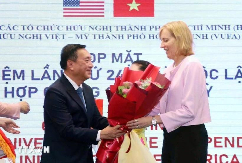 Pham Thanh Kien, vicepresidente permanente del Consejo Popular de Ciudad Ho Chi Minh, felicita a Susan Burns, cónsul general de Estados Unidos en la urbe. (Foto: VNA)