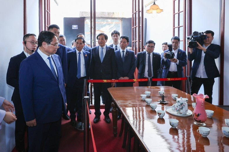 El primer ministro de Vietnam, Pham Minh Chinh, visita el sitio conmemorativo donde se celebra el primer Congreso Nacional del Partido Comunista de China en el distrito de Huangpu (Foto: VGP)
