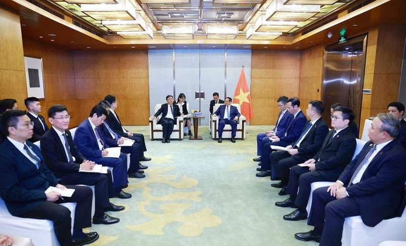 El primer ministro de Vietnam, Pham Minh Chinh, trabaja con el vicepresidente de COMAC Shen Bo. (Foto: VNA)