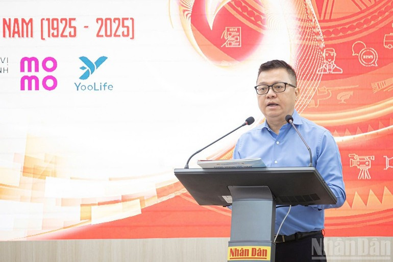 Le Quoc Minh, miembro del Comité Central del Partido Comunista de Vietnam (PCV), presidente-editor del periódico Nhan Dan, subjefe de la Comisión de Propaganda y Movilización de Masas del Comité Central del PCV y presidente de la Asociación de Periodistas del país, habla en el evento.