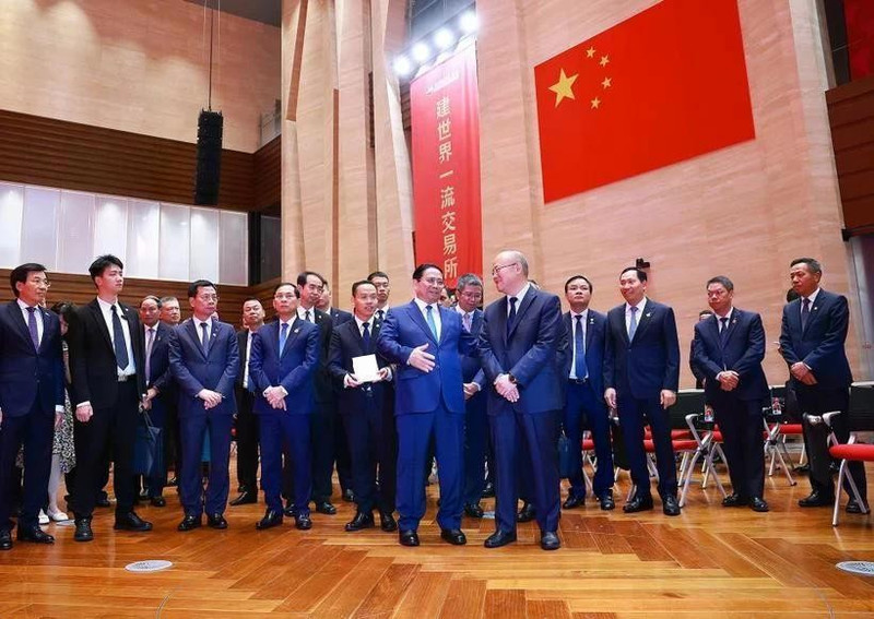 El primer ministro Pham Minh Chinh y la delegación vietnamita visitan la Bolsa de Valores de Shanghái (SSE) y el Centro Financiero Internacional de Shanghái (IFC) (Foto: VNA)