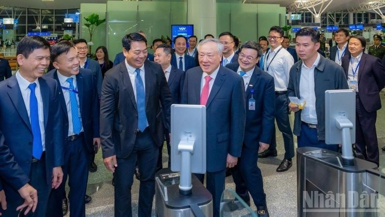 El viceprimer ministro Nguyen Hoa Binh asiste a la ceremonia de inauguración de la Terminal T2 ampliada del Aeropuerto Internacional Noi Bai en Hanoi (Foto: Nhan Dan)