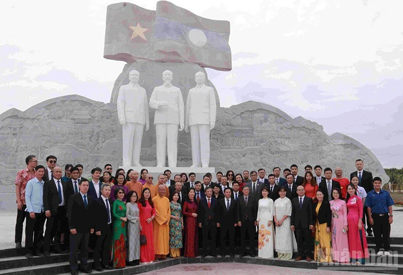 La delegación deposita flores ante las estatuas de los presidente Ho Chi Minh, Phomvihane y Souphanouvong en el Parque de la Amistad Laos-Vietnam, en Vientián. (Foto: Nhan Dan)