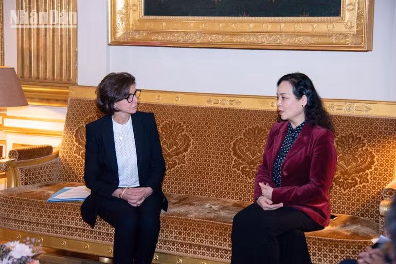 La ministra de Cultura de Francia, Rachida Dati, y la doctora Ngo Phuong Lan, presidenta de la Asociación para la Promoción del Desarrollo Cinematográfico de Vietnam. (Foto: Nhan Dan)