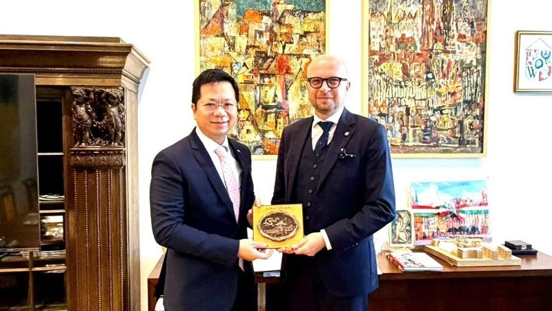 El embajador de Vietnam en Polonia, Ha Hoang Hai, y el vicealcalde de Wrocław, Jakub Mazur. (Foto: Embajada de Vietnam en Polonia)