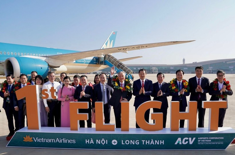 El primer vuelo de pasajeros de Vietnam Airlines a Long Thanh transporta al viceprimer ministro Nguyen Hoa Binh (sexto desde la derecha) y casi 100 pasajeros. (Foto: VNA)