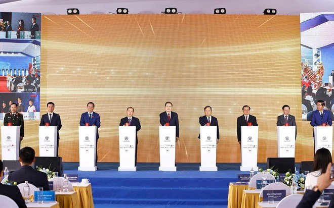El presidente de la Asamblea Nacional, Tran Thanh Man, y los delegados realizan la ceremonia de colocación de la primera piedra del proyecto. (Foto: VNA)