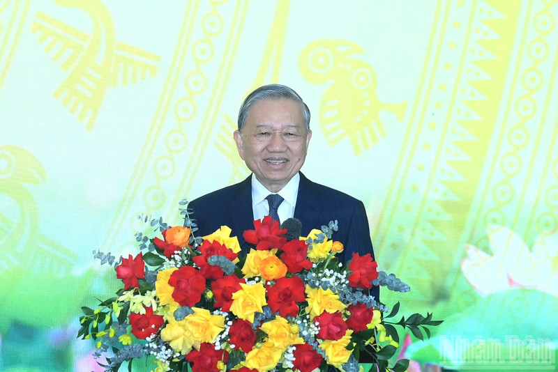 El secretario general del Partido Comunista de Vietnam, To Lam, habla en la conferencia. (Foto: Nhan Dan)