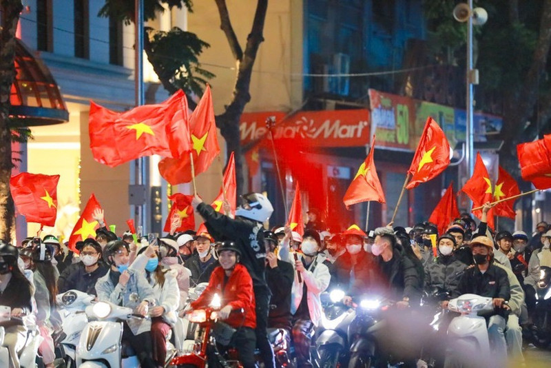 Aficionados celebran la victoria del equipo sub-22 en la calle de Hai Ba Trung en Hanói. (Foto: VNA)