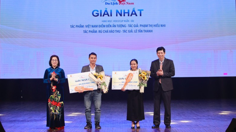 Entregan primeros premios a los ganadores.