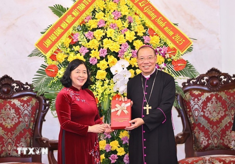 La miembro del Buró Político del Partido Comunista de Vietnam (PCV), secretaria de su Comité Central y presidenta del Frente de la Patria de Vietnam (FPV), Bui Thi Minh Hoai, extiende saludos navideños a la Arquidiócesis de Hanói y al Comité de Unidad de Católicos Vietnamitas. (Foto: VNA)
