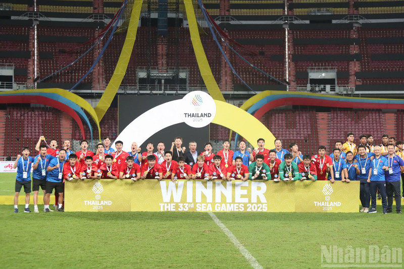 La selección masculina de fútbol Sub-22 recibe medallas de oro en los XXXIII Juegos Deportivos del Sudeste Asiático (SEA Games 33). (Foto: Nhan Dan)