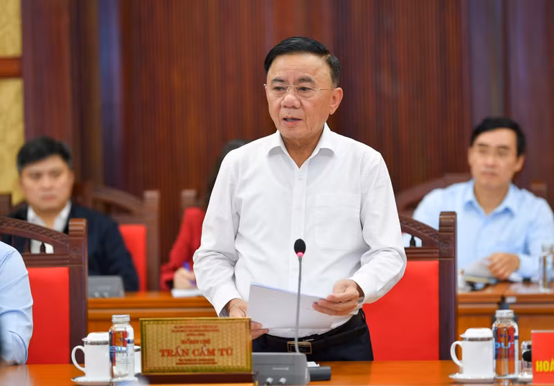 El miembro del Buró Político e integrante permanente del Secretariado del Comité Central del PCV, Tran Cam Tu, habla en la cita. (Foto: Nhan Dan)