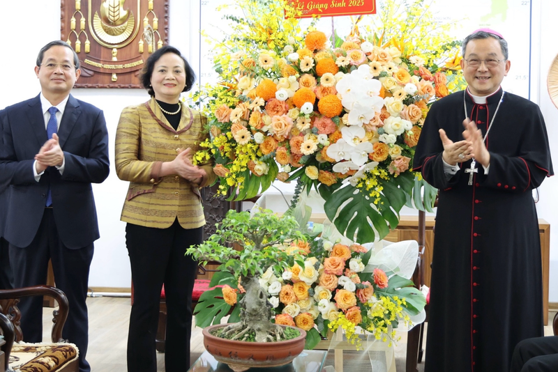 La viceprimera ministra Pham Thi Thanh Tra (segunda desde la derecha) entrega flores para felicitar a la Diócesis Bac Ninh. (Foto: VGP)