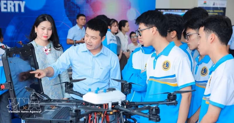 Estudiantes recorren el área de exhibición de productos de ciencia y tecnología en el marco del coloquio entre el director general de la Organización Mundial de la Propiedad Intelectual (OMPI/WIPO) y la juventud vietnamita, celebrado en septiembre de 2025. (Foto: VNA)