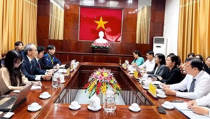 La reunión entre la vicepresidenta del Comité Popular de la ciudad de Can Tho, Nguyen Thi Ngoc Diep, y el director de la Oficina de Carreteras y Alcantarillado de la ciudad japonesa de Fukuoka, Fukuyama Takeshi. (Foto: dcs.org.vn)