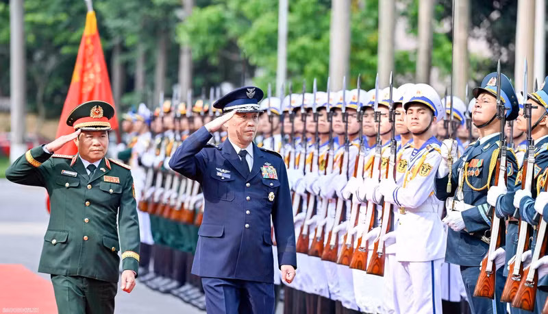 El general Nguyen Tan Cuong, jefe del Estado Mayor General del Ejército Popular de Vietnam y viceministro de Defensa, y el general Uchikura Hiroaki, jefe del Estado Mayor Conjunto de Japón, pasan de revista al guardia de honor. (Foto: baoquocte.vn)
