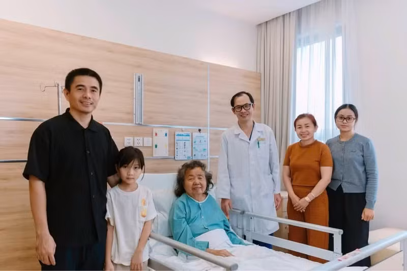 La paciente muestra una rápida recuperación después de la intervención.