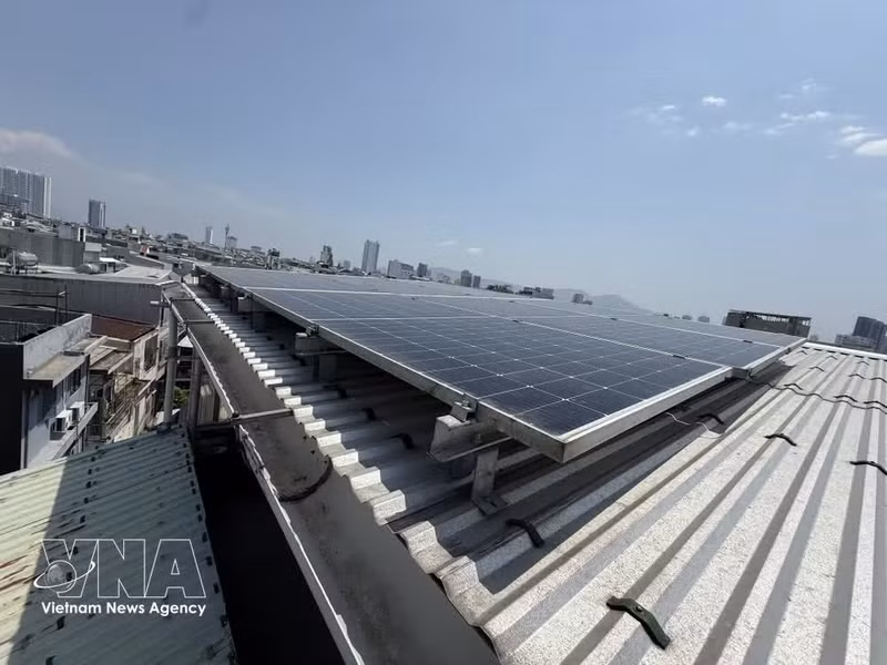 Un sistema de energía solar en el tejado de una casa en Da Nang ilustra la creciente tendencia del desarrollo de la energía solar en la zona. (Foto: VNA)