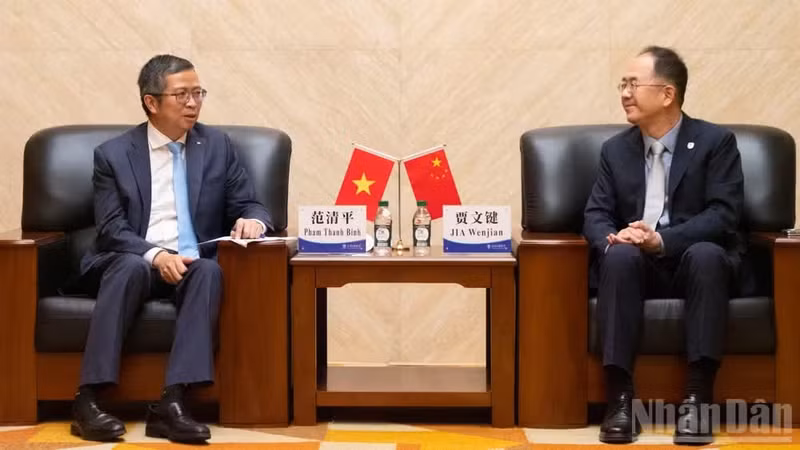 El embajador de Vietnam en China, Pham Thanh Binh (izquierda), se reúne con el rector de la Universidad de Estudios Extranjeros de Pekín, Jia Wenjian.
