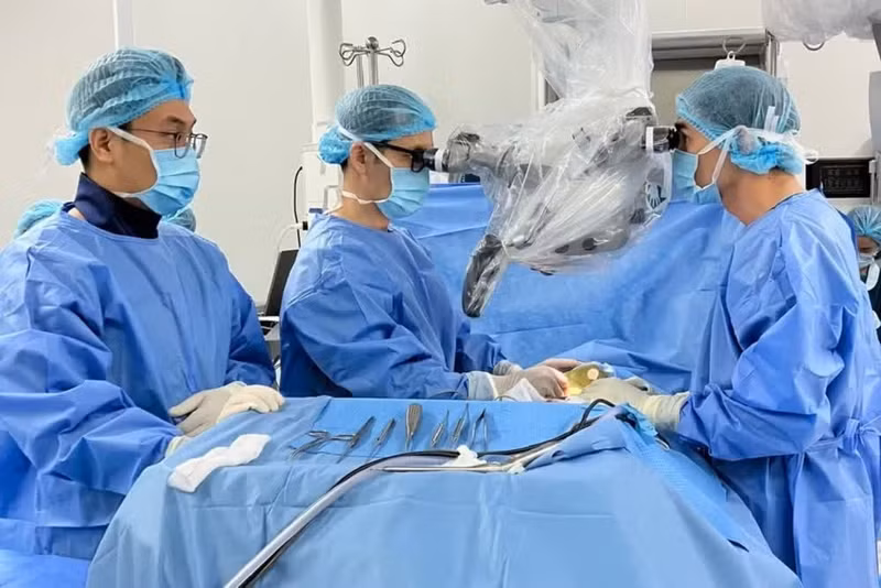 Los médicos realizan una embolización preoperatoria de los vasos que irrigaban el tumor, lo que permitió reducir el sangrado durante la intervención quirúrgica.