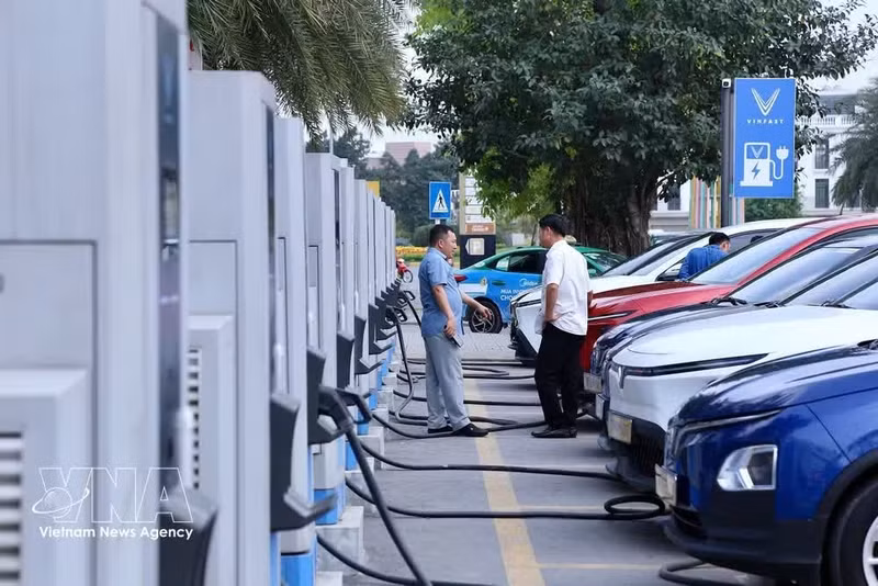 Los residentes utilizan estaciones de carga para recargar sus vehículos en la zona urbana occidental de Hanói, lo que demuestra la creciente demanda de energía verde. (Foto: VNA)