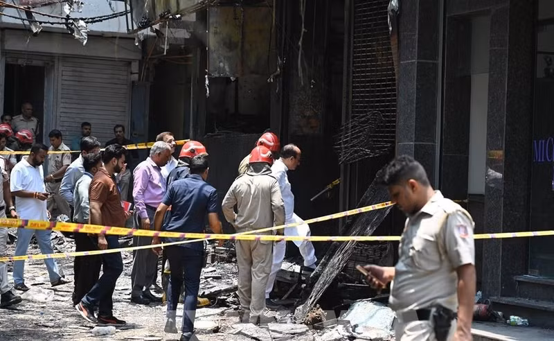 El grave incendio ocurrido el 3 de junio en el hotel Flourish Stay, ubicado en la zona de Malviya Nagar, al sur de Nueva Delhi. (Foto: Xinhua/ VNA)