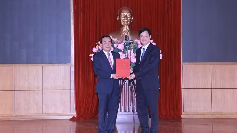 El miembro del Buró Político, secretario del Comité Central del Partido Comunista de Vietnam y jefe de su Comisión de Organización, Nguyen Duy Ngoc, (derecha) entrega la Decisión y felicita al coronel general Le Duc Thai, secretario del Comité del Partido de Thanh Hoa para el período 2025-2030. (Foto: VNA) 
