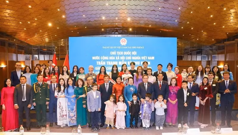 El presidente de la Asamblea Nacional, Tran Thanh Man, junto con su esposa y representantes de la comunidad vietnamita en Turquía. (Foto: VNA)