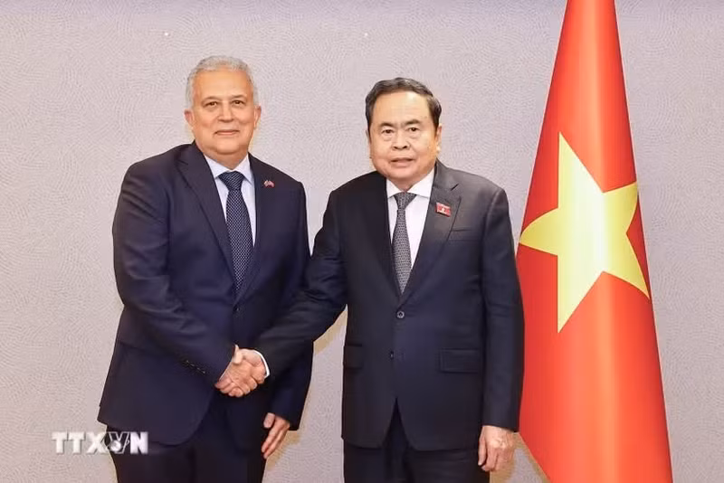 El presidente de la Asamblea Nacional de Vietnam, Tran Thanh Man, recibe al cónsul honorario de Vietnam en la ciudad de Estambul, Ali Tezolmez. (Foto: VNA)