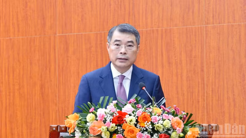 El primer ministro Le Minh Hung habla en el evento.