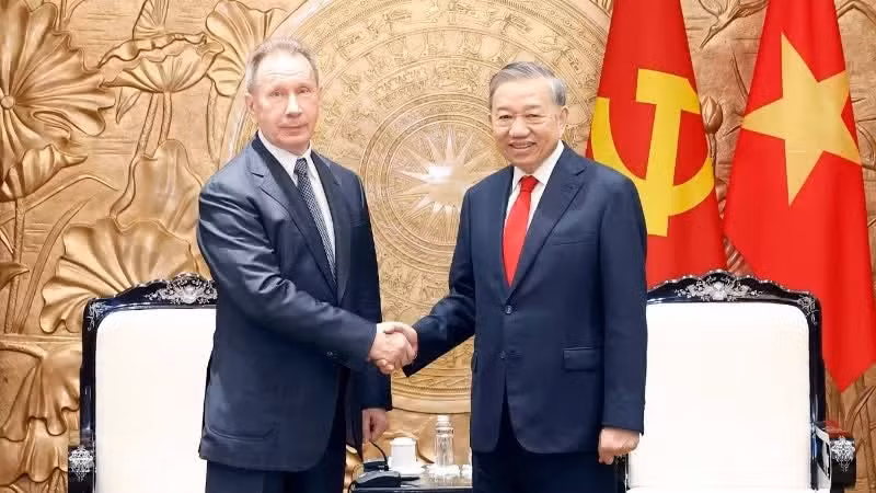 El secretario general del Partido Comunista de Vietnam y presidente del país, To Lam, recibe al director de la Guardia Nacional de la Federación de Rusia, Viktor Zolotov. (Foto: VNA)