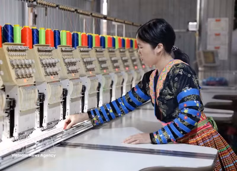 Gracias al acceso a préstamos preferenciales, Mua Thi La, una mujer de la minoría étnica Mong de la aldea de Ban My A, invierte en la apertura de un taller de confección de trajes étnicos tradicionales, creando ingresos estables y escapando gradualmente de la pobreza de forma sostenible. Foto: VNA