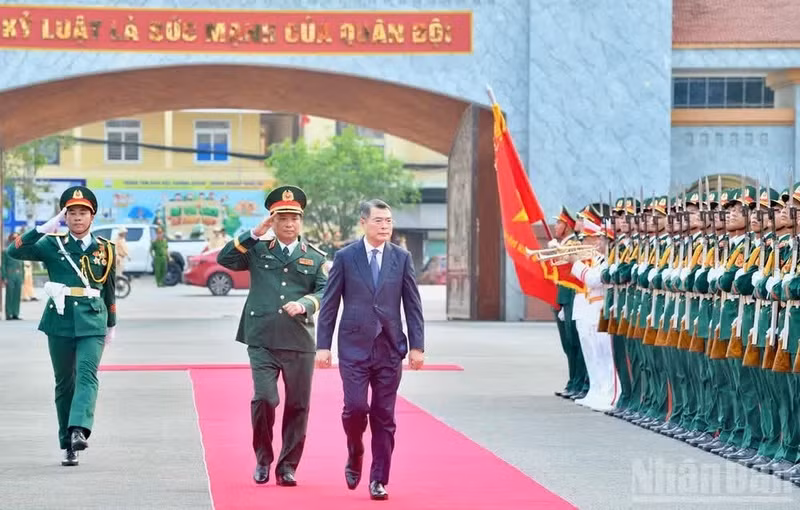 El primer ministro Le Minh Hung pasa revista a la guardia de honor de las fuerzas armadas de la Región Militar 4.