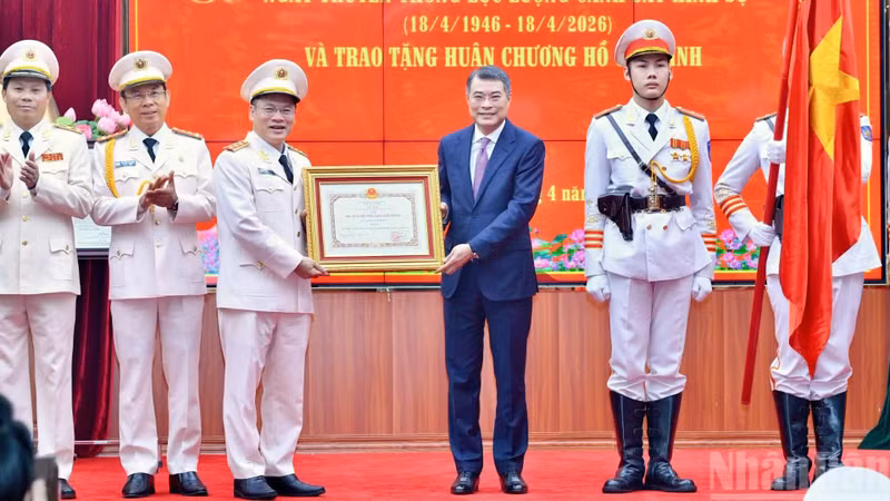 El primer ministro de Vietnam, Le Minh Hung, entrega la Orden Ho Chi Minh a la fuerza de la Policía Criminal. 