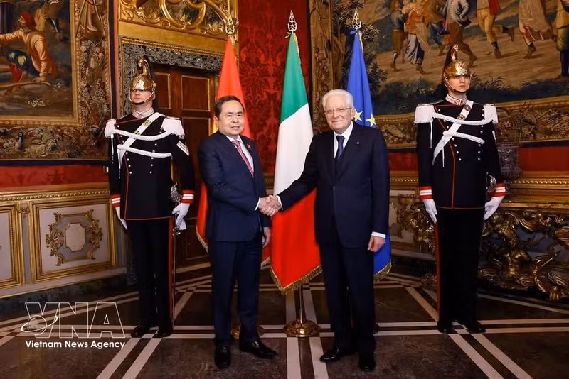 El presidente de la Asamblea Nacional, Tran Thanh Man, se reúne con el presidente italiano, Sergio Mattarella. Foto: VNA.