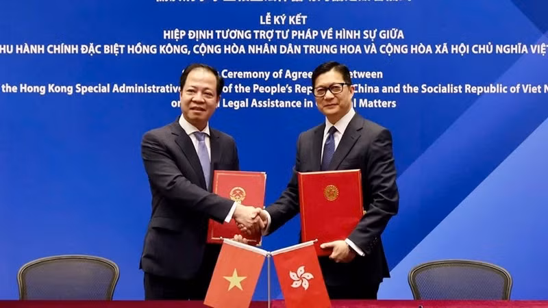 El vicepresidente de la Fiscalía Suprema Popular de Vietnam, Tran Hai Quan, y el director del Departamento de Seguridad de Hong Kong, Tang Ping Keung, en la firma. (Foto: baovephapluat.vn)