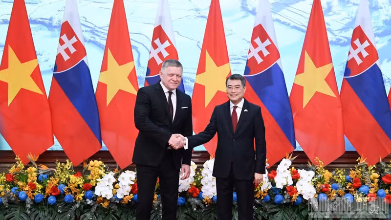 El primer ministro vietnamita, Le Minh Hung, y su homólogo eslovaco, Robert Fico. (Foto: Nhan Dan)