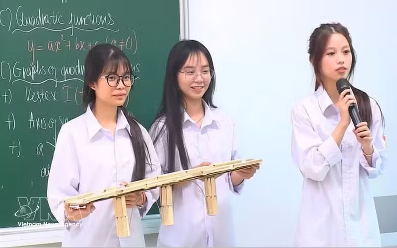 Una clase de matemáticas impartida en un idioma extranjero y utilizando modelos en la escuela secundaria Hong Quang, barrio de Le Thanh Nghi. (Foto: VNA)