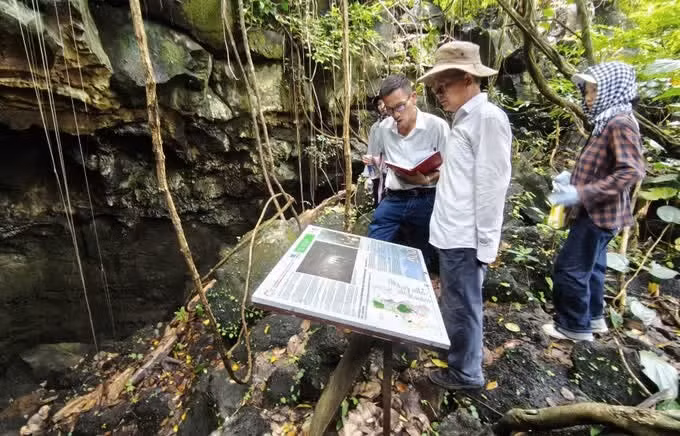 Tran Tan Van (persona con sombrero), presidente de la Red Mundial de Geoparques de la Unesco en Vietnam, inspecciona el sistema de cuevas volcánicas en el Geoparque Mundial de Dak Nong (comuna de Nam Da, provincia de Lam Dong). (Foto: VNA)