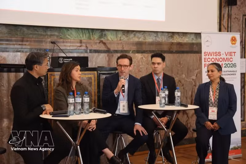 Los delegados participan en una sesión de debate durante el evento. (Foto: VNA)