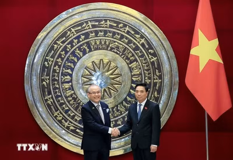 El vicepresidente de la Asamblea Nacional de Vietnam Nguyen Doan Anh (derecha) y el secretario general de AIPA, Chem Widhya. (Foto: VNA)