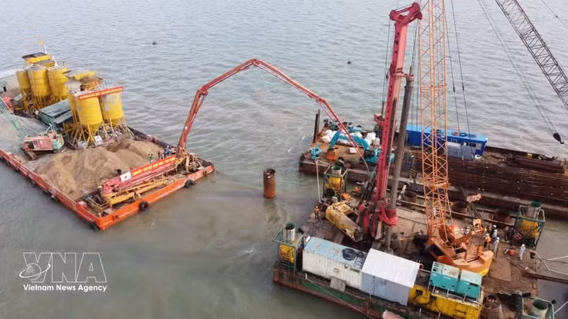 Ingenieros y trabajadores realizando labores de construcción en el mar. (Foto: VNA)