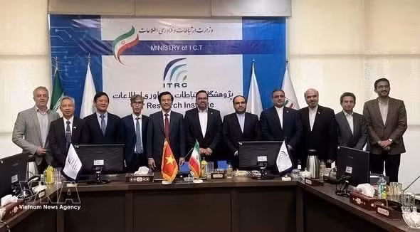El embajador de Vietnam en Irán, Nguyen Luong Ngoc, y representantes del Instituto de Investigación de Tecnologías de la Información y las Comunicaciones. (Foto: VNA)