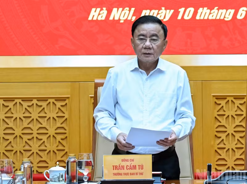 El integrante del Buró Político, miembro permanente del Secretariado del Comité Central del Partido Comunista de Vietnam y jefe del Equipo de inspección y supervisión número 12 del Buró Político, Tran Cam Tu, habla en la cita. (Foto: Nhan Dan)