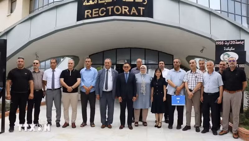 El embajador de Vietnam en Argelia, Tran Quoc Khanh, y directivos de la Universidad de Skikda. (Foto: VNA)