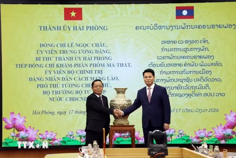 El secretario del Comité del Partido de Hai Phong, Le Ngoc Chau, y Khamphan Phommathat, miembro del Buró Político del Partido Popular Revolucionario de Laos, viceprimer ministro y titular de Justicia de Laos. (Foto: VNA)