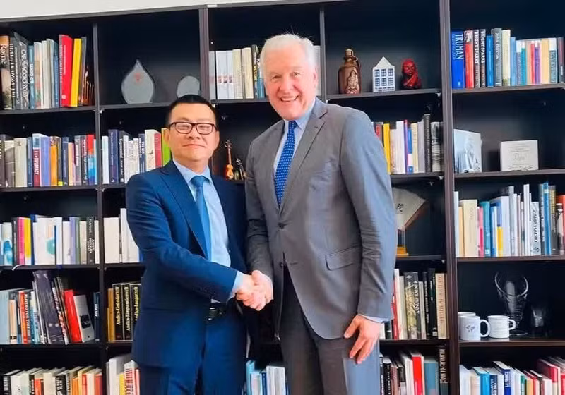El embajador de Vietnam en Austria, Vu Le Thai Hoang (izquierda), se reúne con el doctor Martin Eichtinger, director de la Academia Diplomática de Viena, el 10 de junio. (Foto: Nhan Dan)